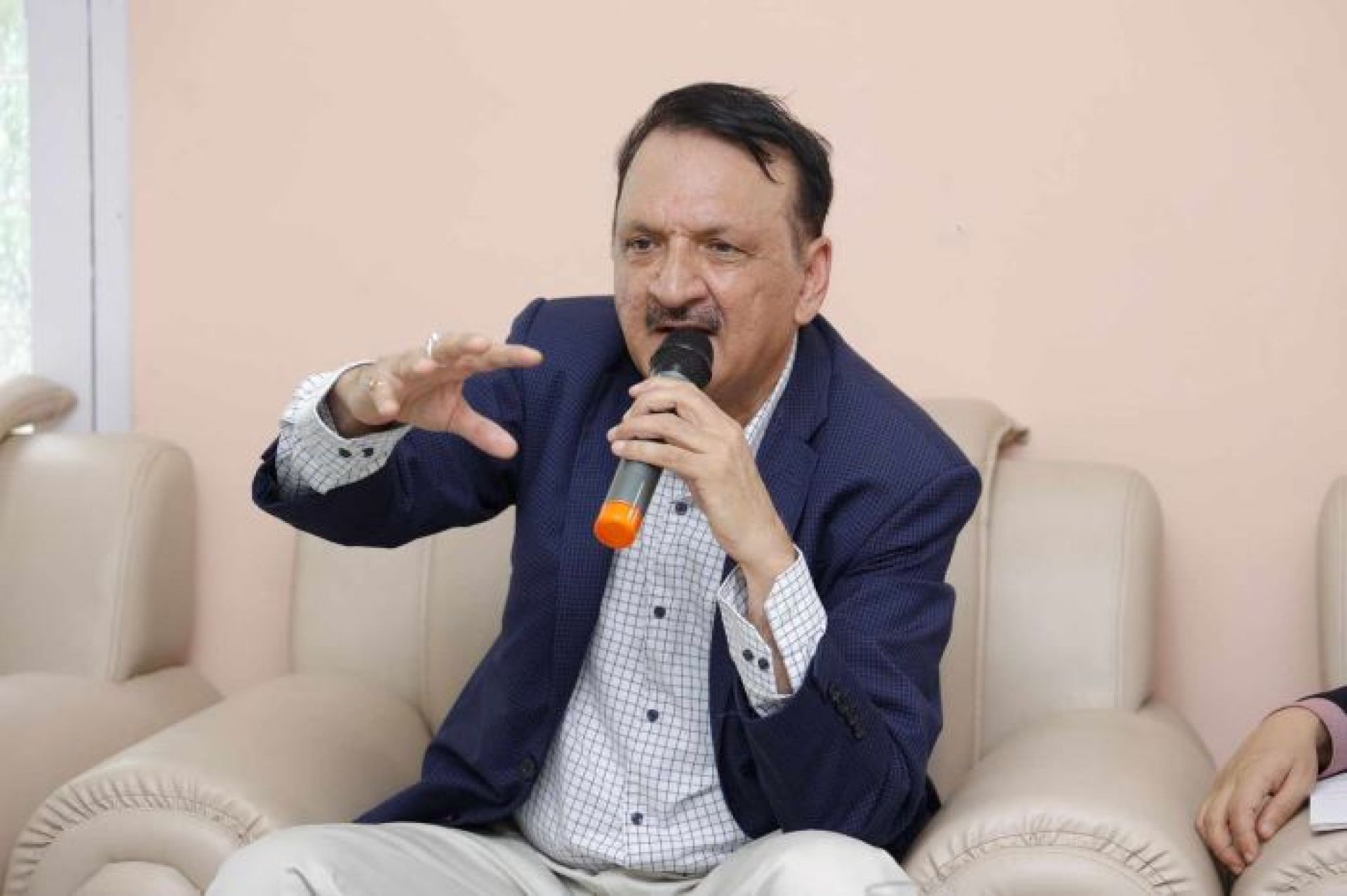 भन्सारका कर्मचारी इमान्दार बन्नुस्, राजस्वले लक्ष्य भेट्छः अर्थमन्त्री डा. महत 